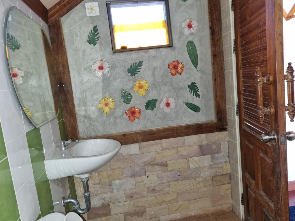 Koupelna v ubytování Hello Sichang Bungalow