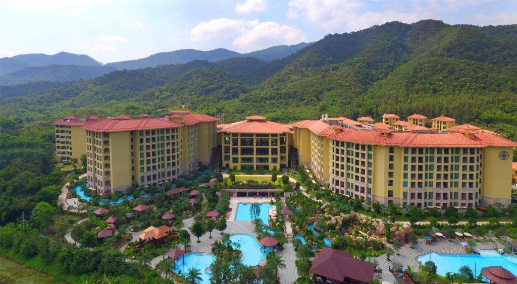 una vista aérea de un complejo con montañas en el fondo en Regal Palace Resort & Spa, en Guangzhou