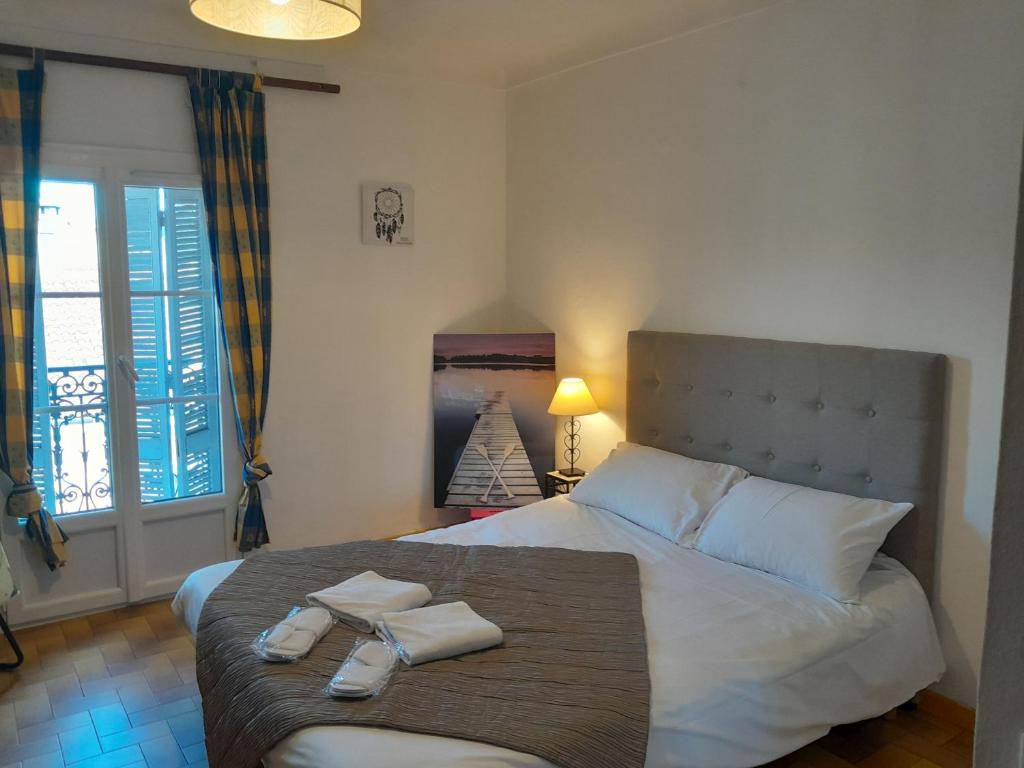 une chambre avec un lit avec deux serviettes dessus dans l'établissement Stella Apartment - Cannes, à Cannes