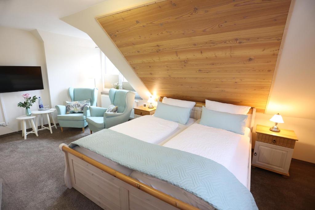 メルズンゲンにあるPension Alte Scheuneの木製の天井のベッドルーム1室(大型ベッド1台付)
