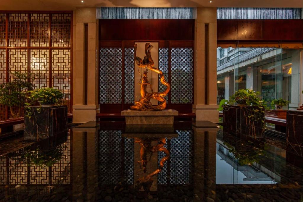 嘉善Luoxingge SSAW Boutiquel Hotel的酒店大堂的喷泉