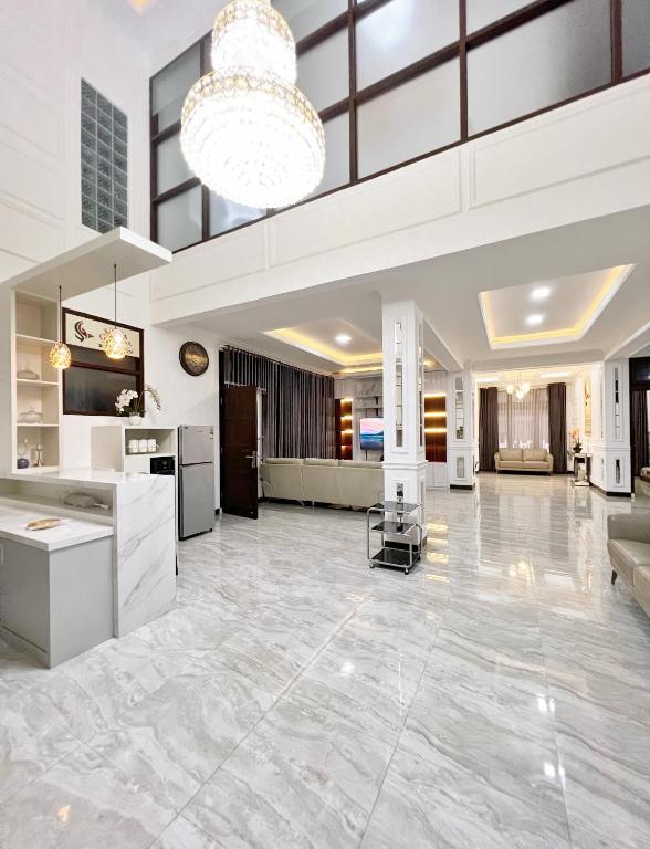 Kejayan的住宿－Wisma Selma Garuda，大型客厅设有大型天花板。