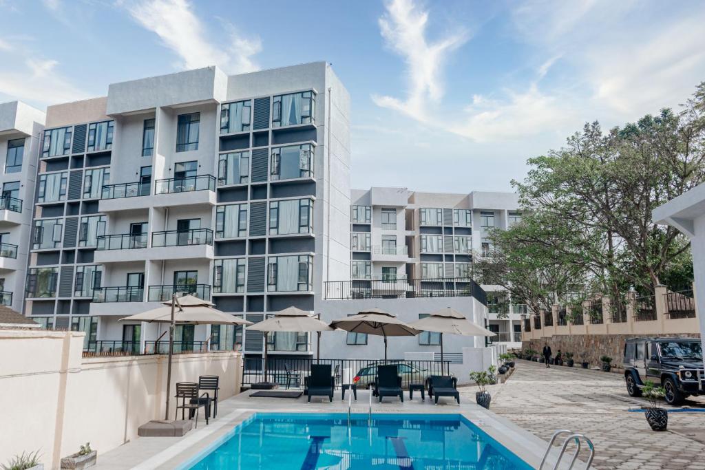 un hotel con piscina y un edificio en Elizabeth Golf Apartment by Link en Kigali