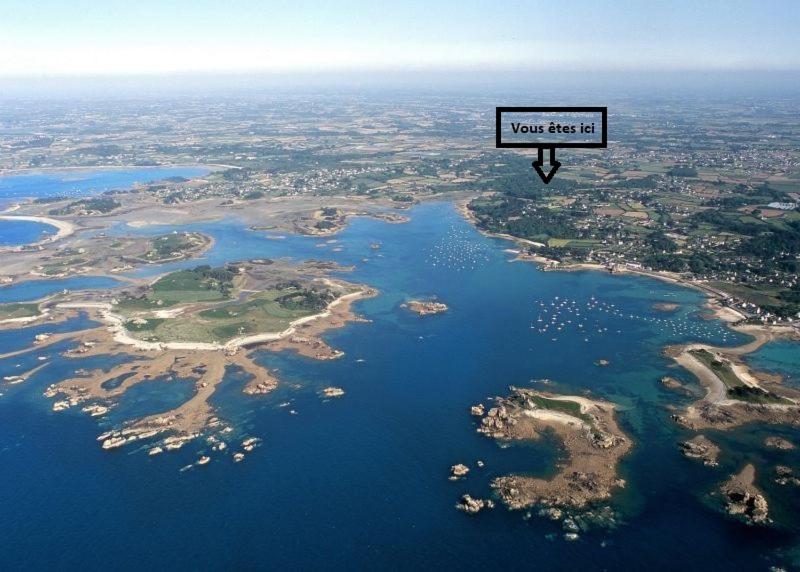 une île dans l'eau avec un panneau indiquant votre taille dans l'établissement Kalon Vreizh, à Penvénan