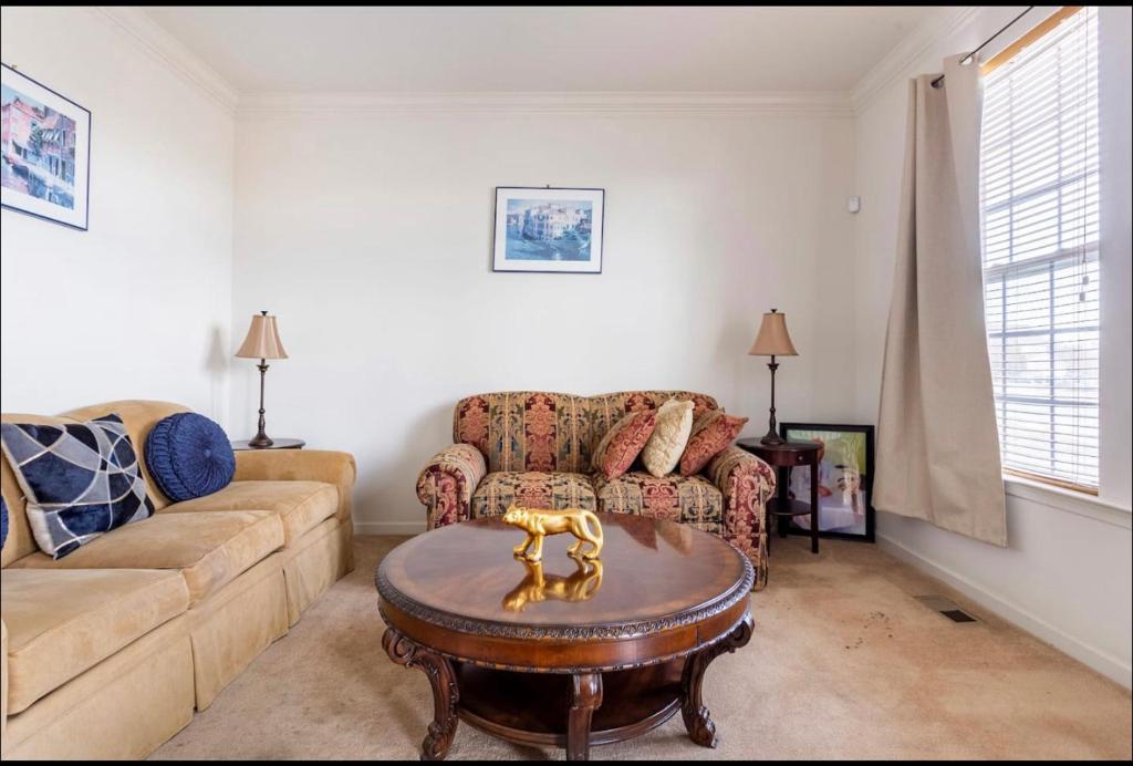 Χώρος καθιστικού στο Van Gogh Guest Rm #1 • Van Gogh 1-Executive Room in a single family home