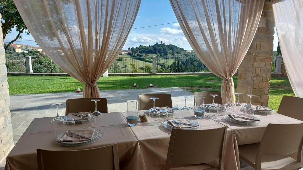 Een restaurant of ander eetgelegenheid bij Spectacular Chianti View close San Gimignano