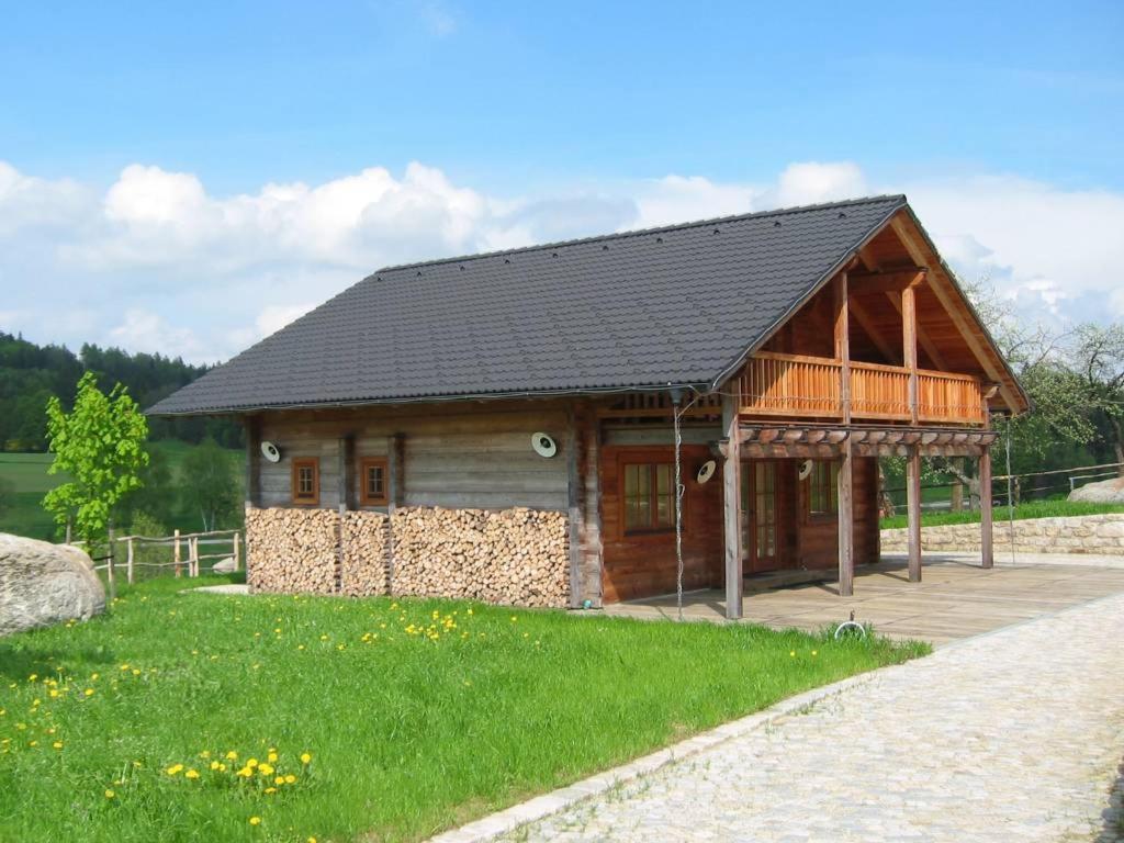 Cabaña de madera pequeña con techo negro en Roubenka pod Jakubem, en Kunžak