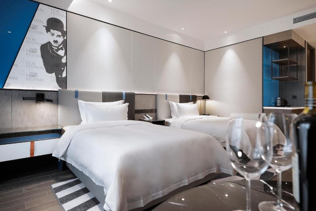 Postel nebo postele na pokoji v ubytování Qingdao Oriental Studio Chuangzhi SSAW Hotel
