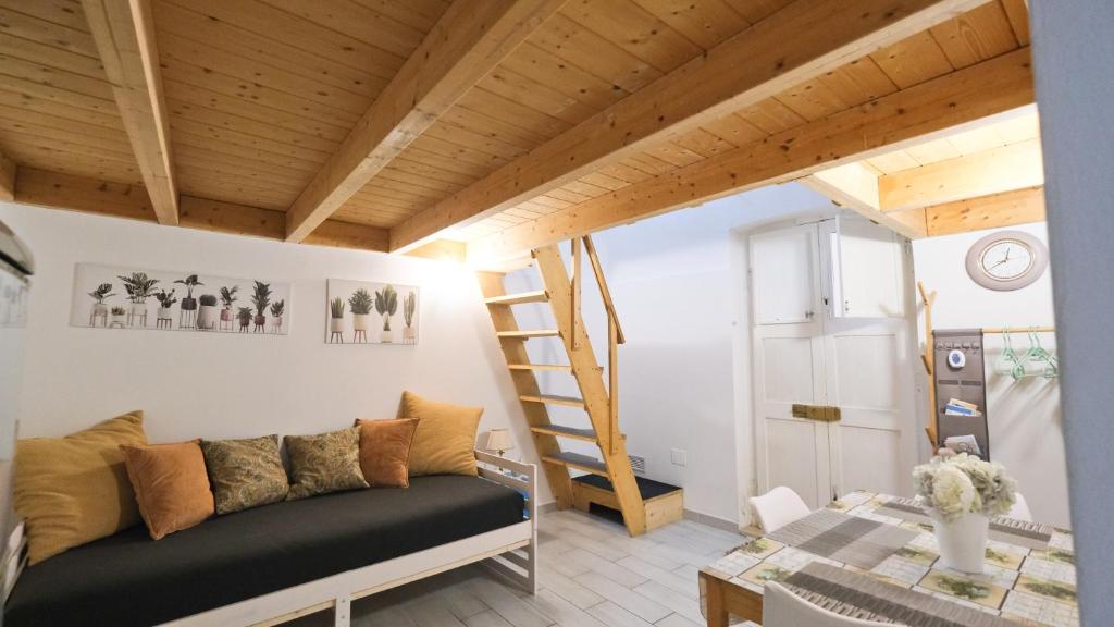 um quarto com um sofá e um tecto de madeira em Affittacamere B&B monolocale em Brindisi