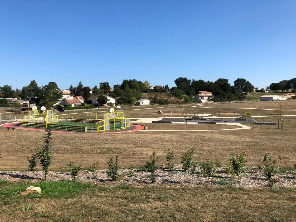 Ogród w obiekcie Pistache la vallee des noyers