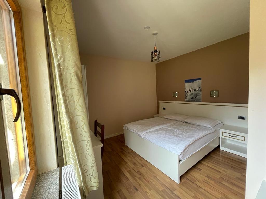 Postel nebo postele na pokoji v ubytování Hotel Margjeka