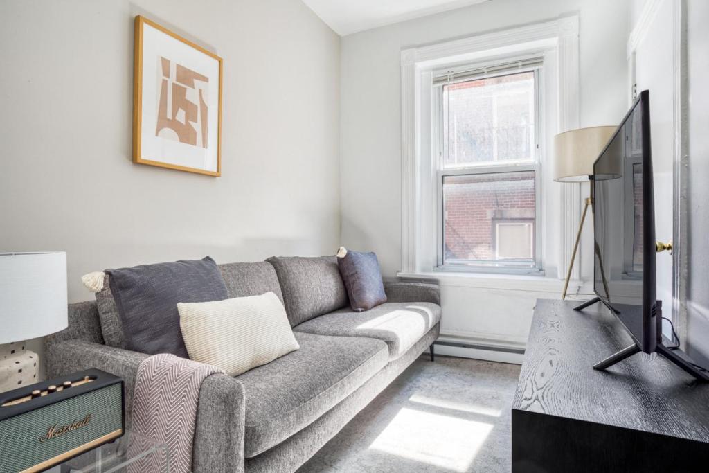 Gallery image of Cozy N End 2BR steps from Harborwalk BOS-445 in Boston