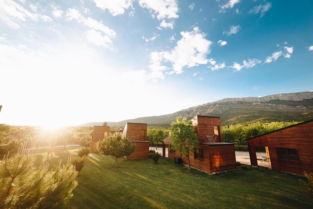 een uitzicht op een huis met bergen op de achtergrond bij Vall d'Àger Resort & Camping in Ager