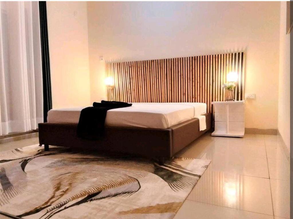 een slaapkamer met een bed en een tapijt bij MEDZAM HOMES BRILLIANT THREE BEDROOM ALL WITH OCEAN ViEW in Mombasa