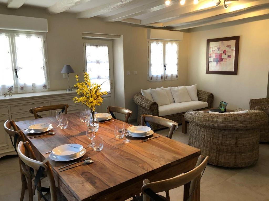 une salle à manger avec une table et des chaises en bois dans l'établissement Rive de gartempe, à Vicq-sur-Gartempe