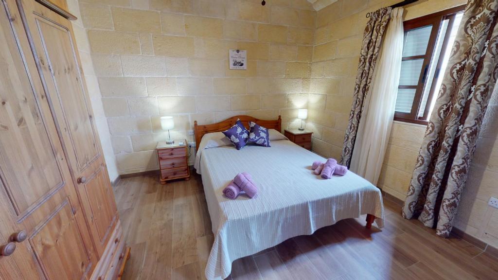 Voodi või voodid majutusasutuse Qala Bed&Breakfast with swimming pool - IL-Wenniessa toas