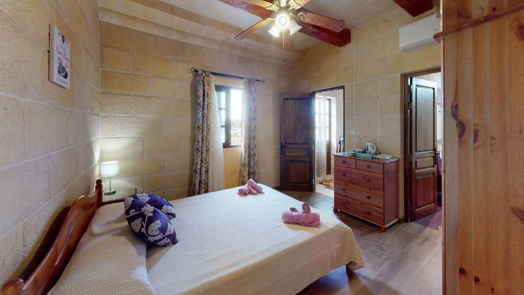 Voodi või voodid majutusasutuse Qala Bed&Breakfast with swimming pool - IL-Wenniessa toas