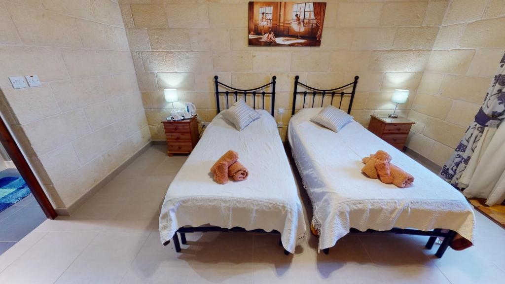 Voodi või voodid majutusasutuse Qala Bed&Breakfast with swimming pool - IL-Wenniessa toas