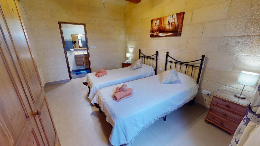 Voodi või voodid majutusasutuse Qala Bed&Breakfast with swimming pool - IL-Wenniessa toas