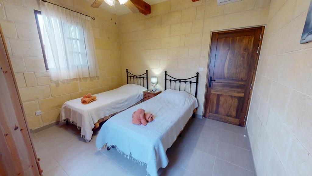Voodi või voodid majutusasutuse Qala Bed&Breakfast with swimming pool - IL-Wenniessa toas