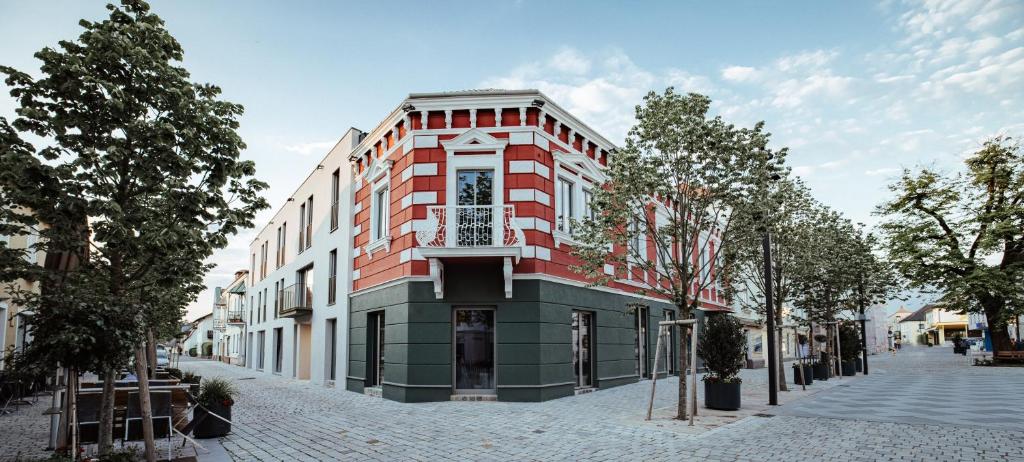 ein rot-weißes Gebäude in einer Stadtstraße in der Unterkunft Zimmer am Platz in Purgstall