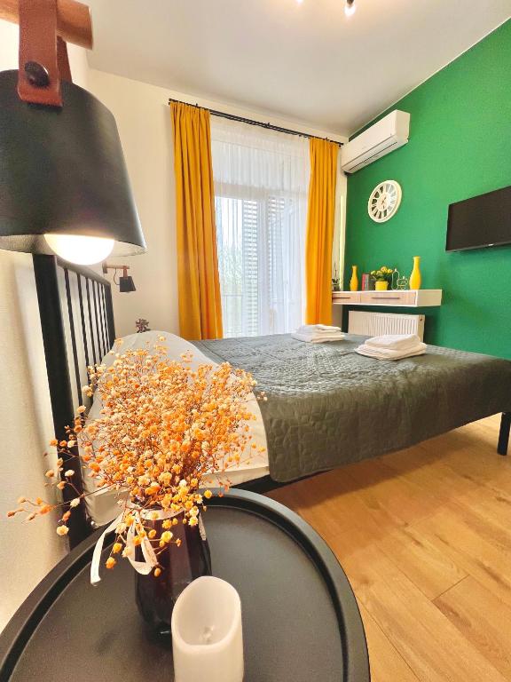 TV a/nebo společenská místnost v ubytování Ortachala Romantic Apartments