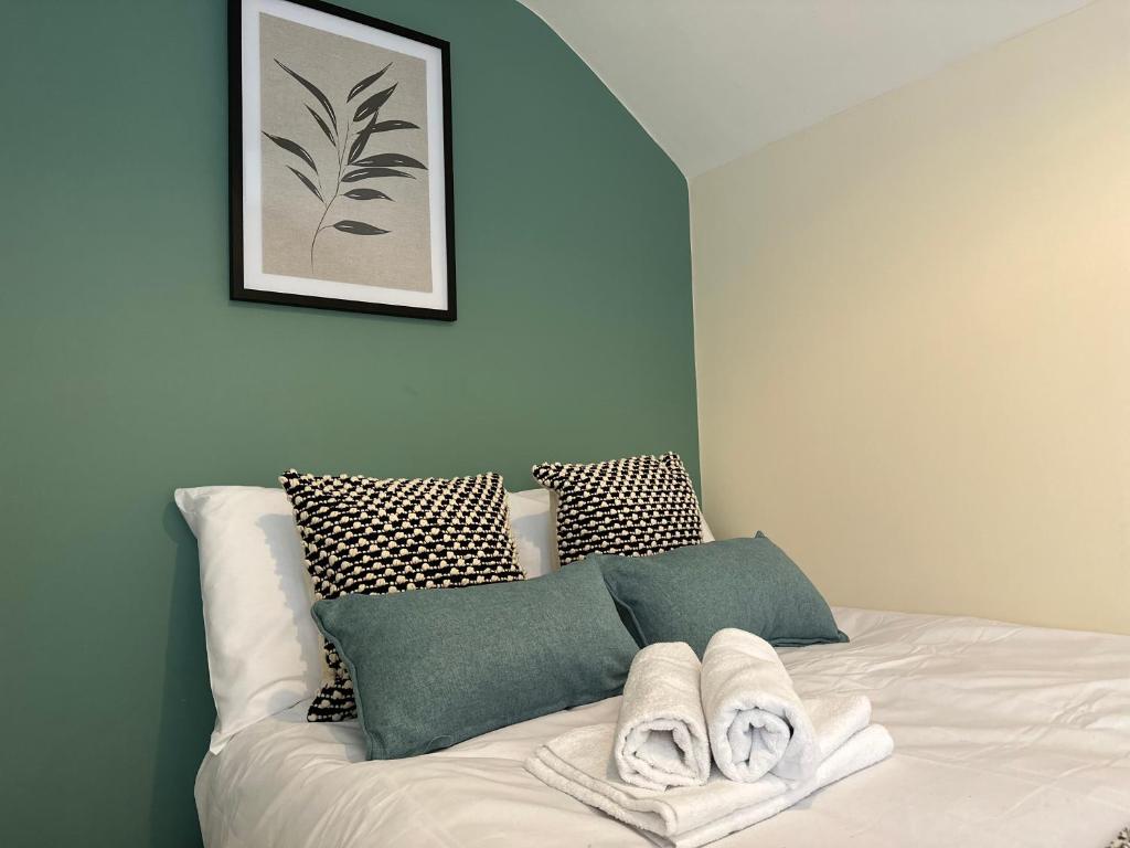 1 dormitorio con 1 cama con toallas en Number 3 Seafield - sleeps 4 - Grantham town, en Lincolnshire