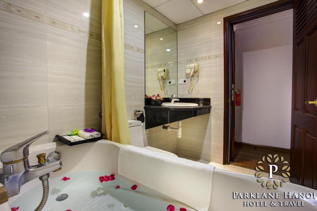 Koupelna v ubytování Parklane Central Hanoi Hotel