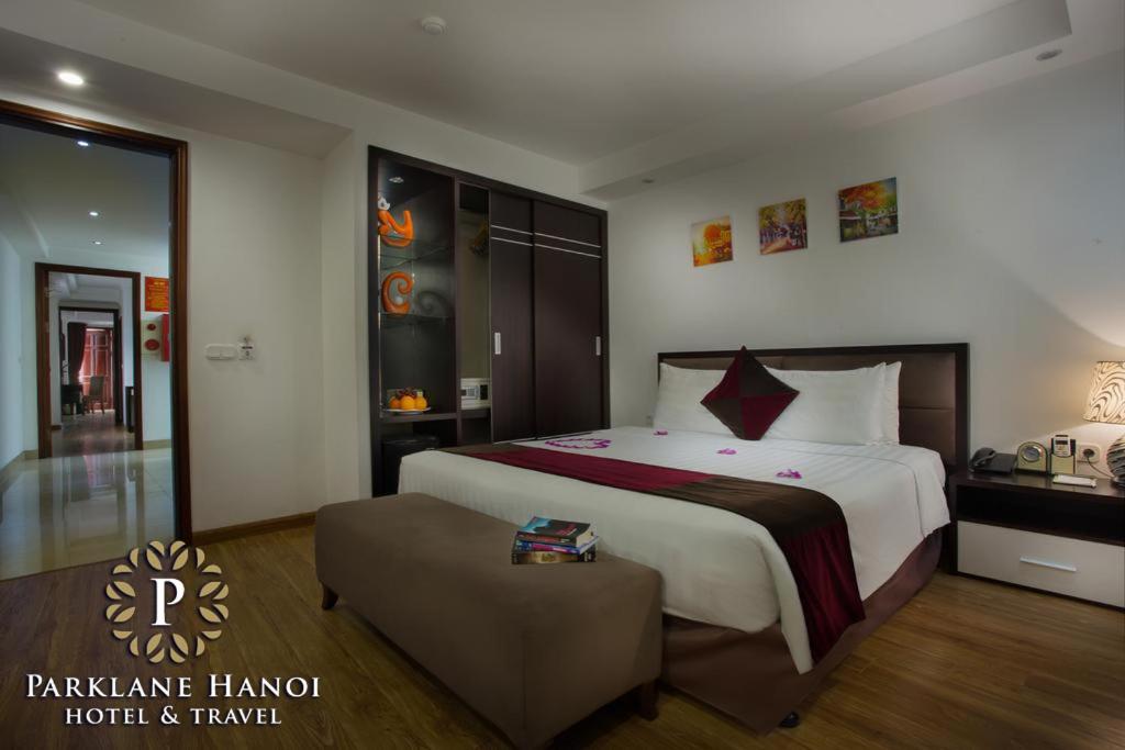 Postel nebo postele na pokoji v ubytování Parklane Central Hanoi Hotel