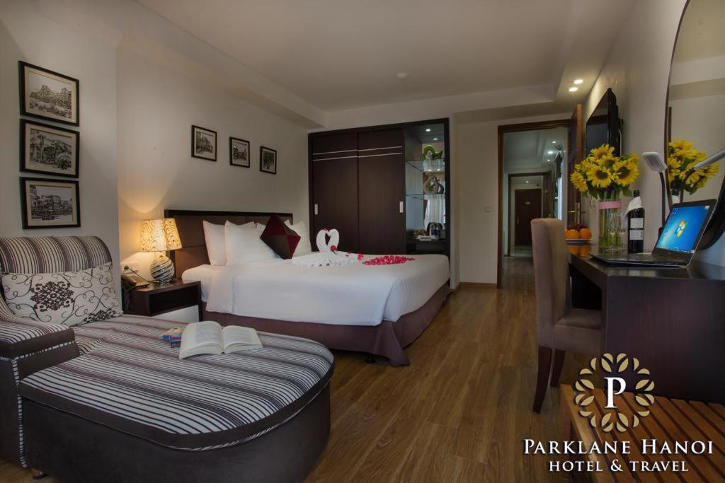 Postel nebo postele na pokoji v ubytování Parklane Central Hanoi Hotel