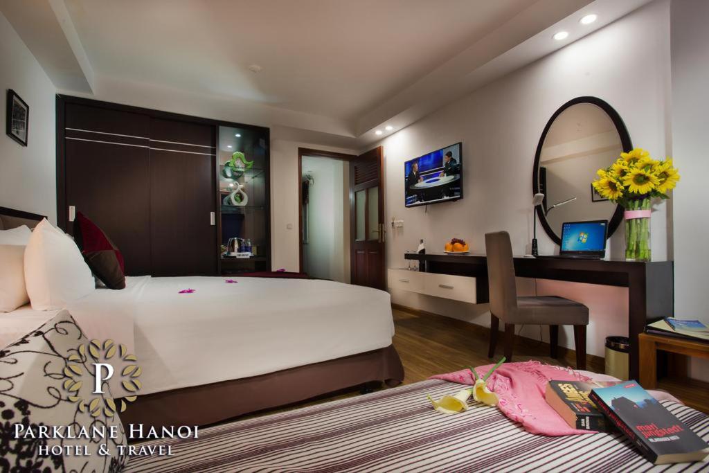 Postel nebo postele na pokoji v ubytování Parklane Central Hanoi Hotel