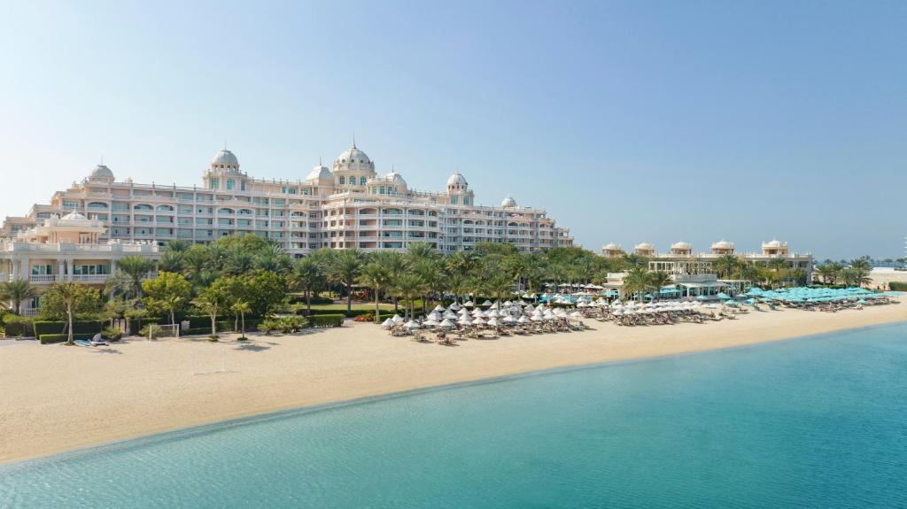 uma vista para o resort a partir da praia em Kempinski Hotel & Residences Palm Jumeirah em Dubai