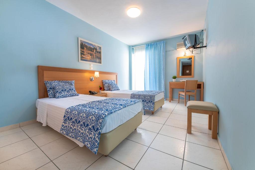 Postel nebo postele na pokoji v ubytování Avra Hotel