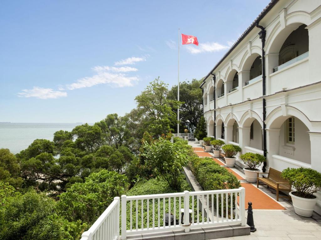 香港的住宿－大澳文物酒店，建筑上带有国旗的阳台
