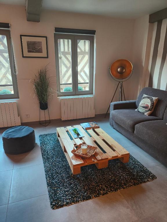 un salon avec un canapé et une table basse dans l'établissement L appart de la place Ste Catherine, à Honfleur