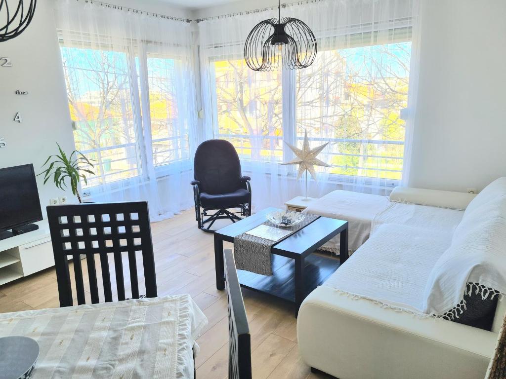 sypialnia z łóżkiem, stołem i krzesłem w obiekcie Deluxe Apartments Goya w mieście Zadar