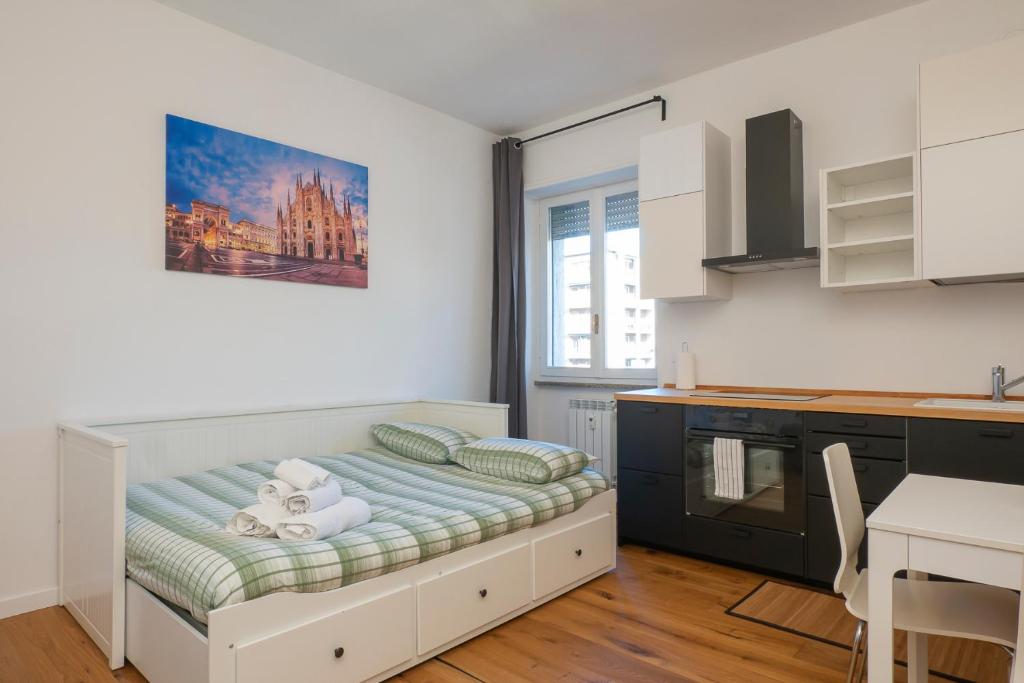małą sypialnię z łóżkiem w kuchni w obiekcie I Host Apartment - Fiuggi 59 w Mediolanie