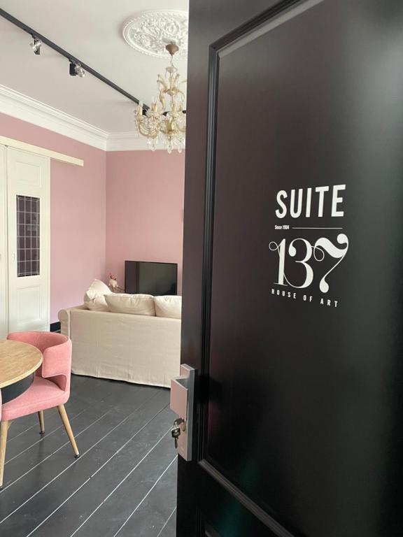 a room with a bed and a door with the words suite third way at Suite 137, luxe verblijf midden in de bollenstreek in Lisse