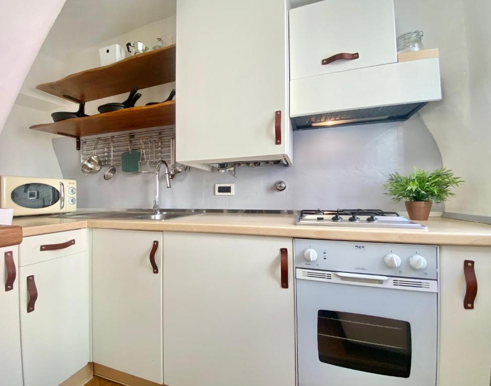 A kitchen or kitchenette at CasaViva - Octopus House in Camogli