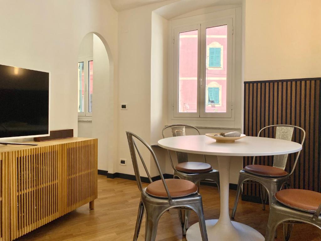 A television and/or entertainment centre at CasaViva - Octopus House in Camogli