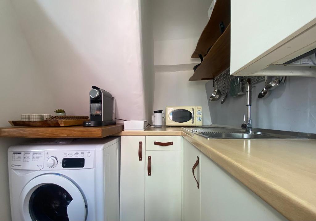 A kitchen or kitchenette at CasaViva - Octopus House in Camogli