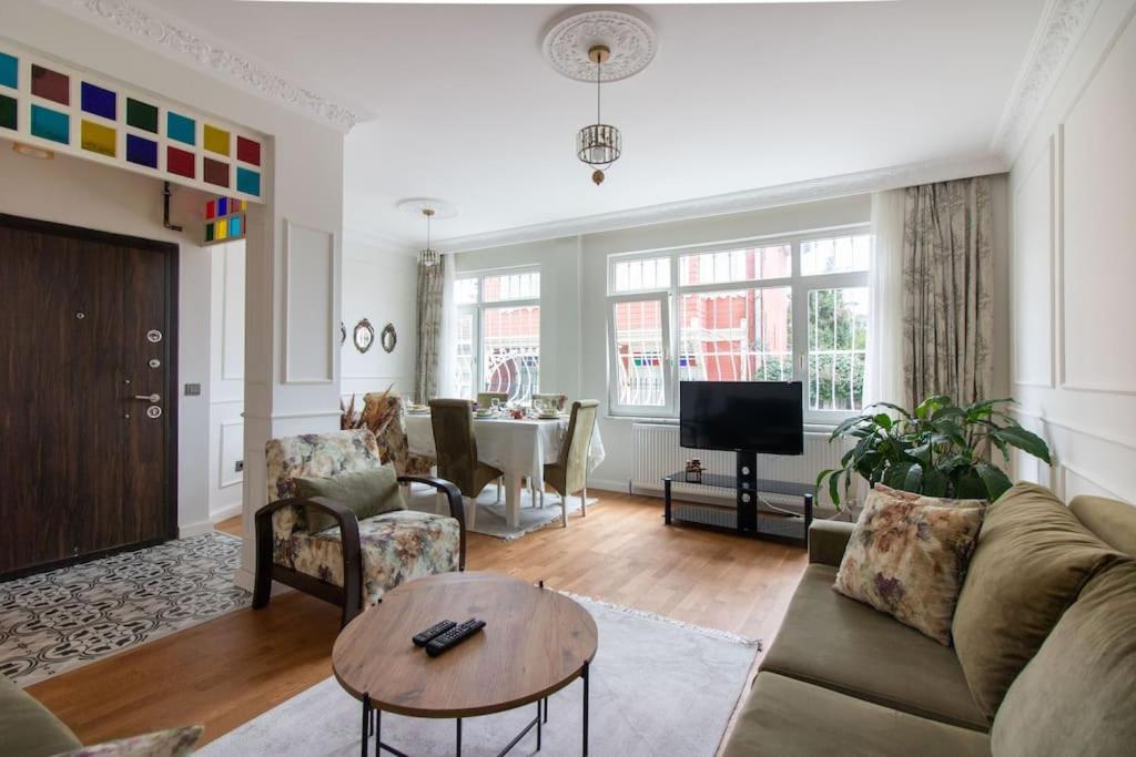 Spacious 4BR 2BA w priv patio close to Bosphorus