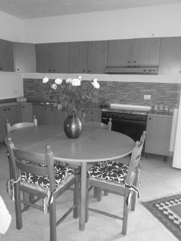 A kitchen or kitchenette at Villa nella