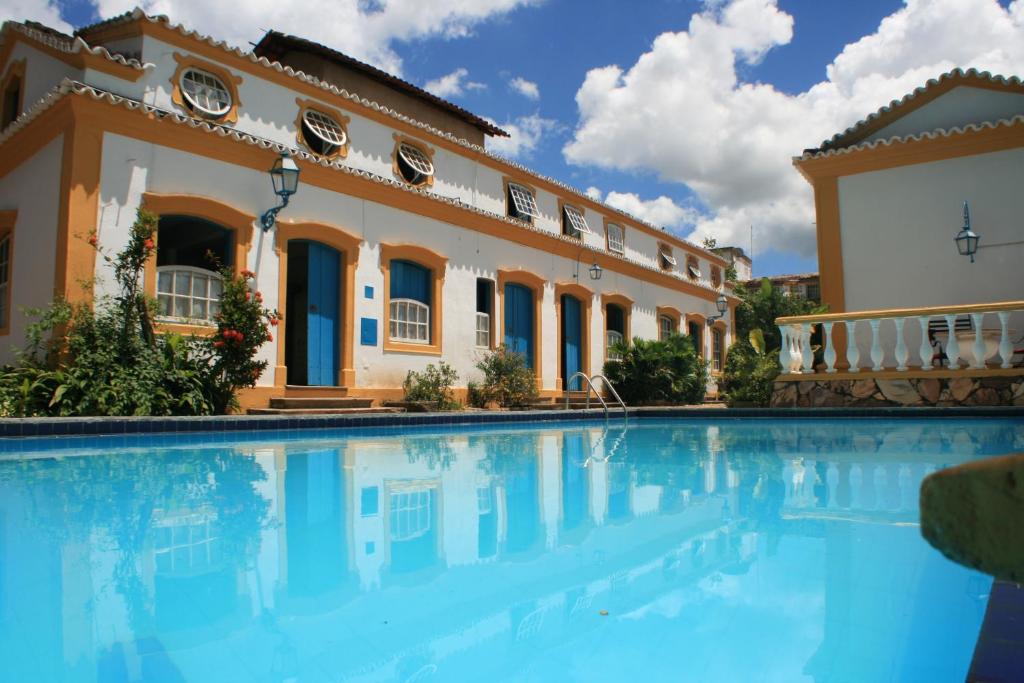 a large swimming pool in front of a building at Pousada Richard Rothe in Tiradentes