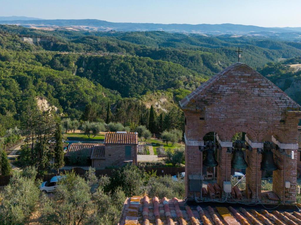 una antigua casa de ladrillo con vistas al campo en Albergo Diffuso Borgo Santo, en Asciano