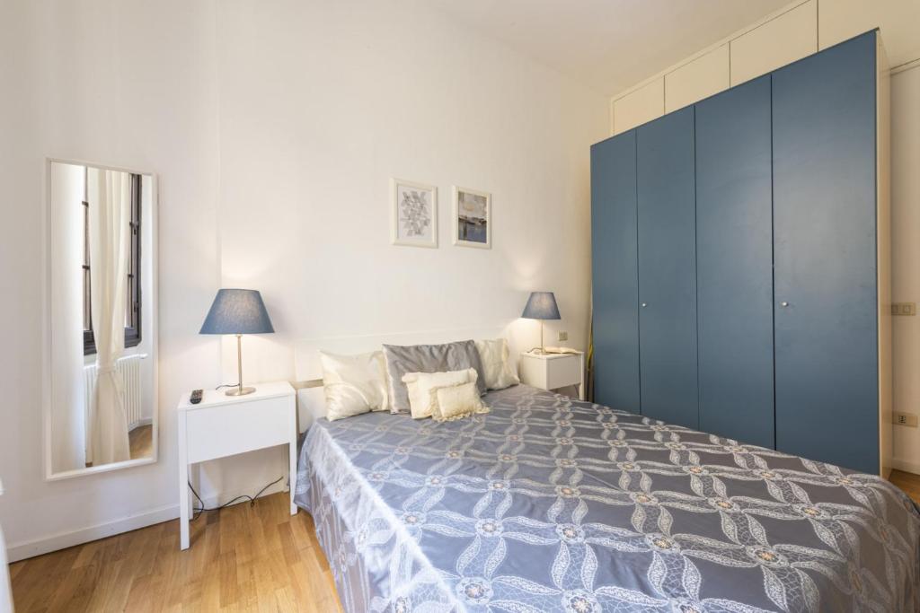 A bed or beds in a room at Apartments Florence- The retreat