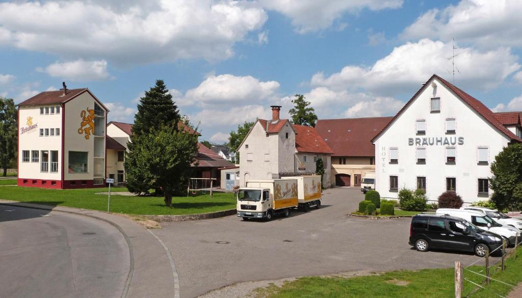a truck parked in a parking lot in front of a house at Bräuhaus Ummendorf in Ummendorf-Biberach