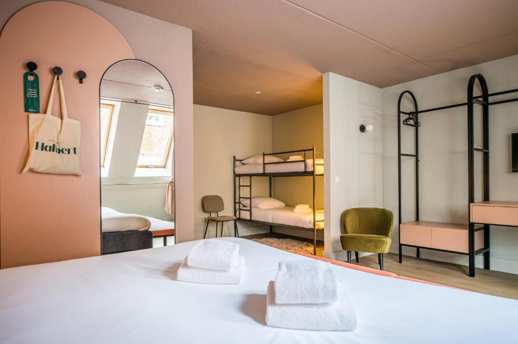 Postel nebo postele na pokoji v ubytování Hotel Halbert