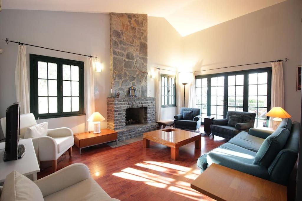 Kép Secluded 3BR Modern Villa w Private Pool and Views szállásáról Burhaniyében a galériában