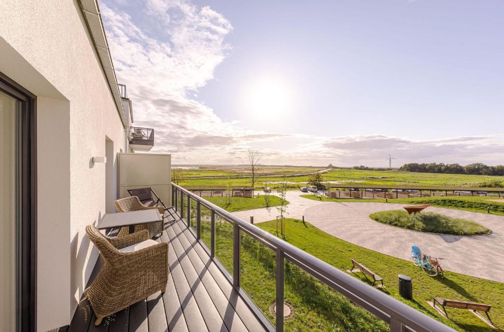 a balcony with a view of a golf course at Ferienwohnung Ostseeblick mit Balkon in Wustrow